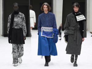 日本を代表するストーリーテラーが世界へ、シンヤコヅカが欧州初ランウェイで描いた片手袋と灯台の物語