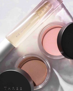 THREEの桜コレクションが今年も登場　アンニュイな“花曇り”の空を表現