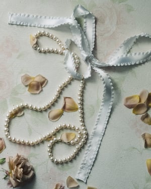 ビビィとビジュードエムが初コラボ　淡水パールを使ったリボン付きジュエリー