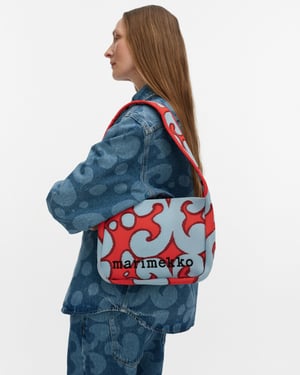 マリメッコがニットバッグシリーズの新作を発売　リズミカルな「ケイダス」柄を採用