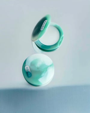 ミュシャから翡翠調のコンパクト型ソリッドパフュームが発売