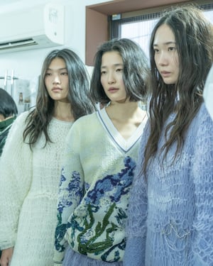 オダカ26AWが肯定する「立ち止まる」ための服　「そうはならんやろ」的な驚きと、隠された“H”の意志を添えて