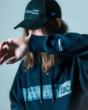 ファセッタズム × ニューエラ　ロゴをあしらったフーディーと流線型のキャップを発売