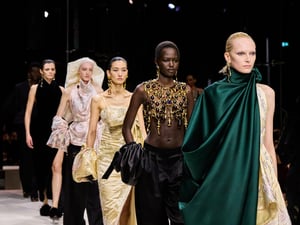 サラ・バートンの私的な感覚が導く　「ジバンシィ」2026年秋冬