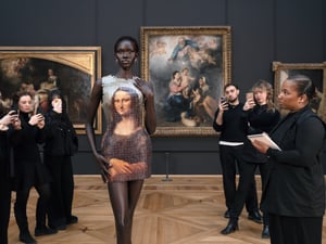 マリーン セルがルーヴル美術館とのコラボコレクションを発表　「モナ・リザ」モチーフのアイテムも