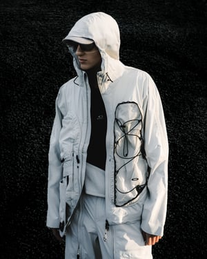 オークリーがアパレルコレクションの新作を発売　パラシュートの耐久性からインスピレーション