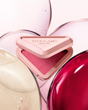 「プラダ ビューティ」からトライアングルパッケージをまとったチークが新登場