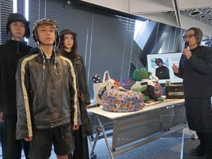 国際ファッション専門職大学と産総研、“音の出る布”を共同開発