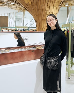 アントワープ発の“シュールなエレガンス”──注目の若手ジュリー ケーゲルスの魅力とは