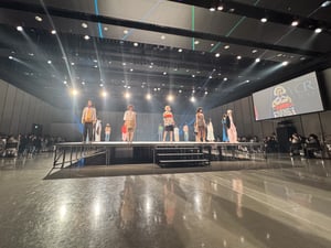 ベイクルーズが入社式でファッションショー開催　新入社員もステージに