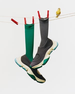 イッセイ ミヤケ × カンペールから初のスニーカー　小鳥の羽毛から着想した4色を発売