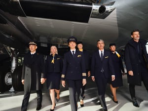 「ボス」がルフトハンザ航空の新制服をデザイン　新旧アイテムを組み合わせて着用可能