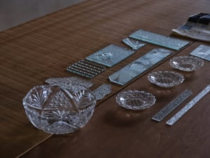 マメ クロゴウチが26年春夏のインスピレーション源を青山の旗艦店で展示　ガラス作品など