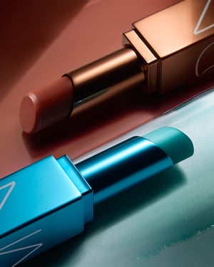 【2026年夏コスメ】NARS：オリエンタルな輝きを放つリップ2種