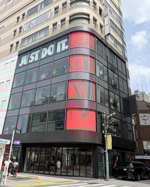 「NIKE SHINJUKU」が新宿駅前にオープン　4フロア構成