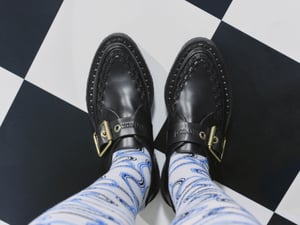 ヴィヴィアン・ウエストウッドとジョージコックスがコラボ　「Alex Belt」に着想したシューズなどが登場