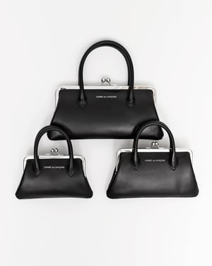 ウォレット・コム デ ギャルソンが新作「クラスプハンドルズ」発売　ハンドル付きのがま口財布