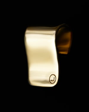 【マイスタンダード】優雅な曲線美に惹かれる「ハトラ」のイヤーカフ