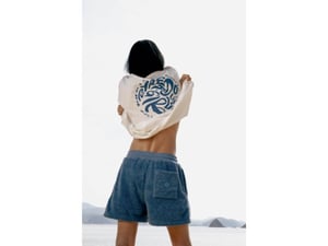 エイガールズがバイレードと初の協業　和歌山の海から着想したニットを発売