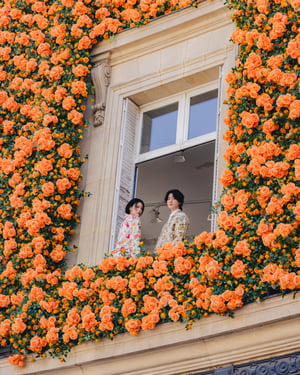 三吉彩花と桜田通がKENZOの祝祭へ　パリ・ヴィクトワール広場で新作と限定ショップを体験
