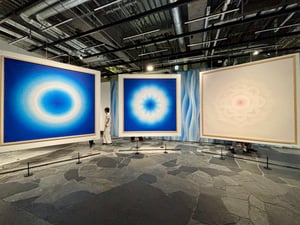 ゴールドウイン、本社1階でアーティストGOMAの個展「ひかりの世界」を開催