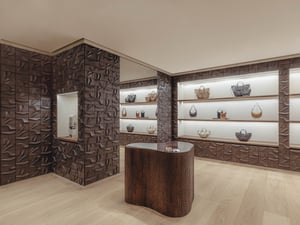 仏発レザーグッズブランド「ポレーヌ」、“自社完結型”の製造で躍進　出店を加速