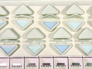 「プラダ ビューティ」が唇の温度でとろけるリップジェリーを発売