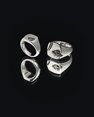 トムウッド、ブラックスピネル仕様の新作「Mined Ring」をDSMGで先行販売