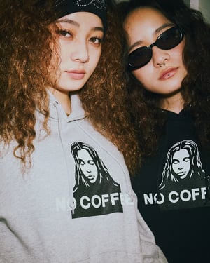 エックスガールがノーコーヒーと初コラボ、フーディーやTシャツなど4型発売