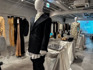 「プールデ」27年春夏は“違和感”のあるスタイルを提案　人気のブーツ新作も