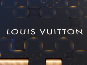 LVMH、ルイ・ヴィトンの「エディ・スリマン起用報道」を否定