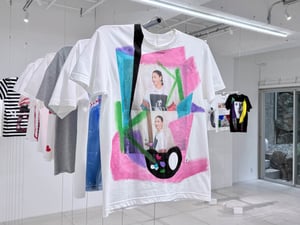 小泉今日子のツアー衣装の展覧会が開幕　“一夜限り”のアートTシャツを披露