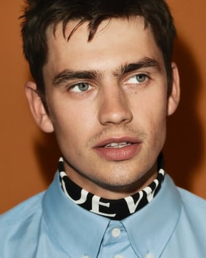 英俳優スパイク・ファーンが「ロエベ」の新ブランドアンバサダーに就任