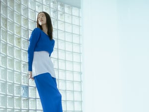 無数の青に出会い広がる世界　「プリーツ プリーズ イッセイ ミヤケ」と感じる秋空