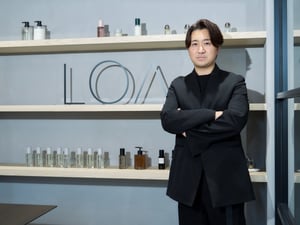 香りで美容の常識を変える 少数精鋭で60億円を売り上げる「ロア」の美学と戦略