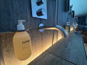 豪発オーガニックコスメ「ジュリーク」とスノーピークがコラボ　温浴施設にスキンケアを設置