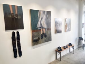 ここのがっこう修了展で受賞、高橋耀が個展「滲んだ足元」開催　「玄関」がテーマの靴と絵を展示