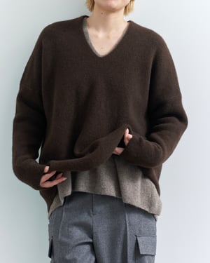 上質さを物語るシンプルなデザイン、気負わず着られるセーターを紹介