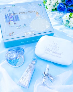 東京ディズニーリゾートが「ジルスチュアート ビューティ」とのコラボ商品を発売
