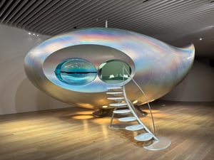 森万里子の国内24年ぶり大規模個展が開幕、日本初披露「Wave UFO」など約40作品