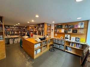 NYで人気の小さな書店「ダシュウッド・ブックス」　日本人マネージャーに聞く、紙の本が売れ続ける理由