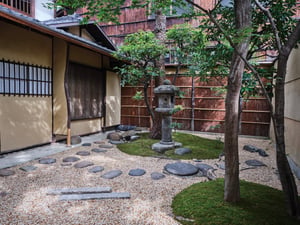 服屋の枠を超えた空間　衣服、茶、アートが交差する新拠点「T.T 御所南」