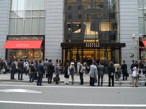 関西初「バーニーズ ニューヨーク神戸店」待望のオープンに300人が行列