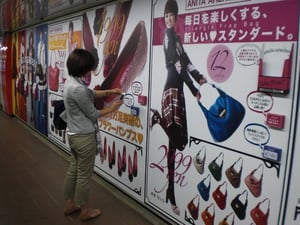 その場で買い物できるタッチデバイス付き広告 セシールが新宿駅に設置