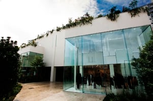 コスチューム ナショナル、ギャラリーやバー併設の複合ビルを青山にオープン