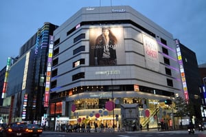 新宿ファッション激戦区にコレクトポイント最大店オープン