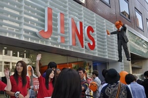原宿に1,000人が行列！JINS原宿店リニューアル記念で新作メガネを無料配布