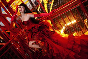 へルタースケルター写真集発売 表紙はケイタマルヤマ深紅のドレス 