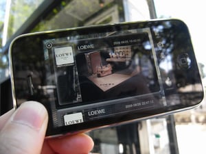 ロエベ展覧会にてiPhone「セカイカメラ」がナビゲーション