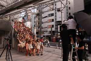 早朝の渋谷109前にビジュアルプレスら100人が集合、篠山紀信が撮影